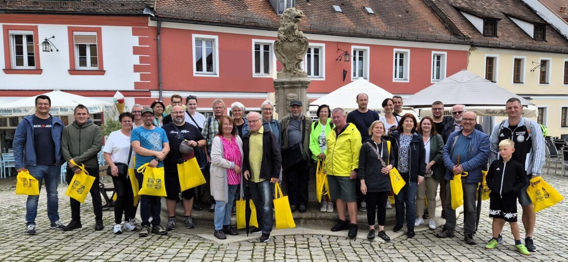 Teilnehmer der Bierführung vor dem Löwenbrunnen